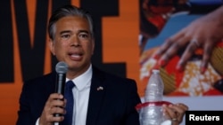 Jaksa Agung California Rob Bonta mengumumkan gugatan hukum terhadap ExxonMobil terkait dugaan keterlibatan perusahaan tersebut dalam menyebabkan polusi sampah plastik dunia, dalam konferensi pers di Kota New York, pada 23 September 2024. (Foto: Reuters/Shannon Stapleton)