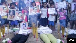 ​តំណាង​សហគមន៍បឹងកក់​ធ្វើ​​យុទ្ធនាការ​«ថ្ងៃ​ច័ន្ទ​ពណ៌ខ្មៅ​»​សប្ដាហ៍ទី​១៥​ ដើម្បី​ទាមទារ​យុត្តិធម៌​ជូន​​លោក​ កែម ឡី​ និង​មន្រ្តី​សិទ្ធិមនុស្ស​នៃ​អង្គការ​អាដហុក​ និងមន្រ្តី.គ.ជ.ប នៅ​រាជធានី​ភ្នំពេញ​ នា​ថ្ងៃ​ច័ន្ទ ទី​១៥ ខែ​សីហា ឆ្នាំ​២០១៦។ ​(ឡេង ឡែន/VOA)