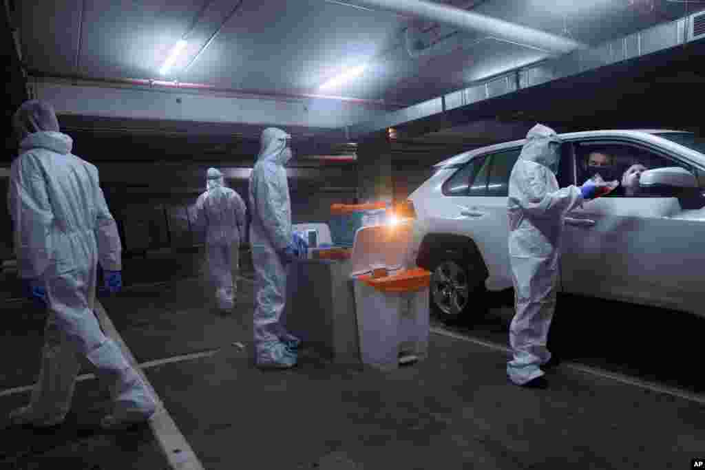 이스라엘이 신종 코로나바이러스 재확산을 막기 위해 전국 적인 봉쇄조치를 시행한 가운데, 모디인의 임시 검사소에서 드라이브스루 검사를 하고 있다.