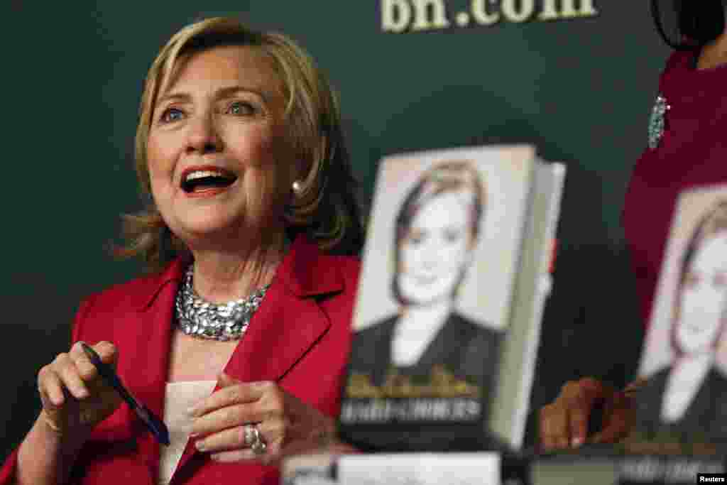 Mantan Menlu AS, Hillary Clinton berbicara saat peluncuran bukunya &quot;Hard Choices&quot; di New York.