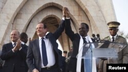 Paris appuie l'idée d'un scrutin en juillet pour mettre fin à l'intérim assuré par Dioncounda Traoré (dans cette photo avec François Hollande à Bamako, le 2 fév. 2013