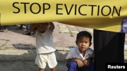 Nạn chiếm đoạt đất đai đã trở thành một vấn đề kinh niên ở Campuchia và Lào, là nơi mà những công ty có quan hệ tốt với giới lãnh đạo chính trị như Hoàng Anh Gia Lai và các công ty khác được dành cho những hợp đồng để khai thác những vùng đất vô cùng rộng lớn. 