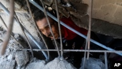 Palestinci tragaju za preživelima u ruševinama izbegličkog kampa Kan Junis na jugu Pojasa Gaze, 6. novembar 2023. (foto: AP /Mohammed Dahman)
