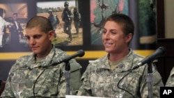 La premeir Lieutenant de l'armée américaine Shaye Haver, à droite, parle à des journalistes 20 jeudi 2015.