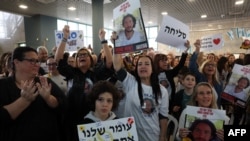 ครอบครัวและเพื่อนฝูงตัวประกันดูการปล่อยตัวชาวอิสราเอล โอเมอร์ เชม ทอฟ ที่เทลอาวีฟ 22 ก.พ. 2025 (Photo by Ahmad GHARABLI / AFP)