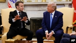 Francuski predsjednik Emmanuel Macron govori dok predsjednik Donald Trump sluša tokom sastanka u Ovalnoj kancelariji Bijele kuće u Washingtonu, 24. februara 2025.