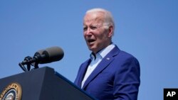 Presiden Joe Biden berpidato di Pembangkit Listrik Brayton, Somerset, Massachusetts, Rabu, 20 Juli 2022. (AP Photo/Evan Vucci)