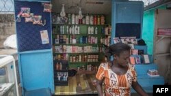 Sebuah toko di Accra, Ghana menjual produk-produk pemutih kulit (foto: ilustrasi).