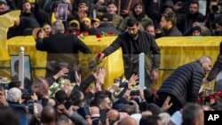 হাসান নাসরাল্লাহ এবং হাশেম সাফিয়েদ্দিনের কফিন বহনকারী গাড়ি জানাজা অনুষ্ঠানের শুরুতে মানুষের মাঝ দিয়ে স্টেডিয়ামে প্রবেশ করছে। ফটোঃ ২৩ ফেব্রুয়ারি, ২০২৫।