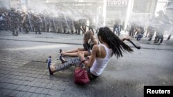 Polisi menembakkan meriam air ke arah para aktivis LGBT dalam parade di Istanbul, Minggu (28/6).