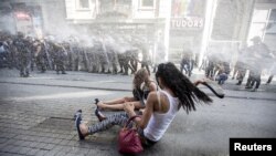 Photo d'archives: La police antiémeute utilise un canon à eau pour disperser des militants des droits LGBT avant le début du défilé de la Gay Pride dans le centre d'Istanbul, en Turquie, le 28 juin 2015.