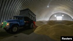 هم اکنون حدود نه میلیون تن غلات در انبارهای اوکراین آمادۀ صادر شدن به بازارهای جهانی است، اما روسیه مانع صدور آن می‌شود