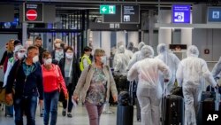 អ្នក​ដំណើរ​កំពុង​ទៅ​កន្លែង​ត្រួតពិនិត្យ​សន្តិសុខ​នៅ​អាកាសយានដ្ឋាន​ក្នុង​ក្រុង Frankfurt ប្រទេស​អាល្លឺម៉ង់ កាលពី​ថ្ងៃទី១៨ ខែមេសា ឆ្នាំ២០២០។