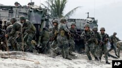 Marinir Filipina turun dari Kendaraan Serbu Amfib) di Subic, Manila, Filipina. China, Rabu (12/4), memperingatkan bahwa aliansi keamanan antara Amerika Serikat dan Filipina tidak boleh membahayakan kepentingan keamanan. (Foto: AP)