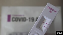 រូបឯកសារ៖ ឧបករណ៍​តេស្ត​រហ័ស​អង់ទីហ្សែន​កូវីដ១៩ នៅ​រាជធានី​ភ្នំពេញ ថ្ងៃទី១៦ ខែតុលា ឆ្នាំ២០២១។ (ហ៊ាន សុជាតា/វីអូអេ)