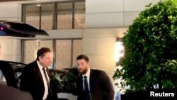 CEO Tesla Elon Musk tampak keluar dari kendaraannya dalam lawatan ke Beijing, China, Minggu, 28 April 2024. (Foto: Reuters TV/tangkapan layar)
