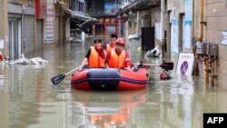 资料照片：四川省内江的救援人员在搜救遭受洪灾的居民。（2020年8月18日）