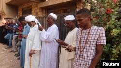 Sejumlah warga berusaha mengakses internet via Starlink di Kota Omdurman, Sudan, pada 9 Maret 2024. (Foto: Reuters/El Tayeb Siddig)