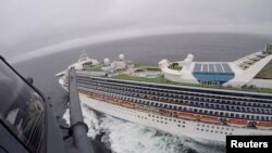 Petugas dari Pangkalan Udara Federal Moffett mengirimkan alat pengujian virus corona di kapal pesiar Grand Princess di lepas pantai California, 5 Maret 2020. (Foto: Garda Nasional California via Reuters)