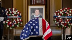 Hakim Agung Ruth Bader Ginsburg, perempuan pertama yang disemayamkan di Statuary Hall, Gedung Capitol di Washington D.C., Amerika Serikat, 25 September 2020.