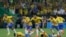 브라질 대표팀 선수들이 20일 독일과의 결승전에서 네이마르 선수의 승부차기가 성공하자 기쁨에 겨워 달려나가고 있다