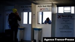 Putnik čeka PCR testiranje na aerodromu Šipol u Amsterdamu