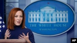 白宫新闻秘书莎琪在白宫记者会上讲话。(2021年2月8日)