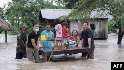 កម្លាំងយោធាកំពុងជួយសង្គ្រោះនិងជម្លៀសពលរដ្ឋដែលផ្ទះរបស់ពួកគេត្រូវបានទឹកជន់លិច នៅខេត្តប៉ៃលិន ប្រទេសកម្ពុជា កាលពីថ្ងៃទី១០ ខែតុលា ឆ្នាំ២០២០។