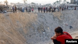 以色列空袭了加沙南部一个为流离失所的巴勒斯坦人所设置的帐篷营地，造成65人死伤。(路透社：2024年9月10日)