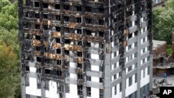 Gedung apartemen Grenfell Tower di London yang baru-baru ini terbakar, 23 Juni 2017. (AP Photo/Frank Augstein)