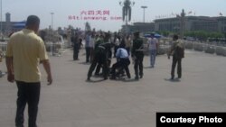 天安门城楼下访民被抓(图片由六四天网提供)