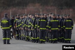 Les services d'urgence roumains se préparent à quitter leur pays pour venir en aide à la Turquie, à Otopeni, en Roumanie, le 6 février 2023.