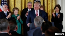 도널드 트럼프 미국 대통령이 5일 백악관에서 항공관제 시스템 민영화 계획을 발표했다.