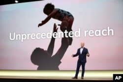 온라인 여행사 '익스피디아'의 피터 컨 최고 경영자(CEO)가 발표하고 있다. (자료사진)