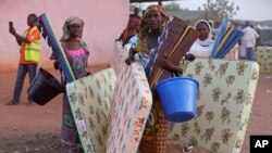 Des civils ont fui une attaque des islamistes au camp de déplacés internes de Yola, dans le nord-est du Nigeria, 27 janvier 2015.