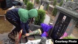 香港社运人士5月4日祭奠李旺阳 (公民小彪推特图片 )