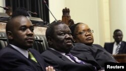 L’ancien Vice-président du Zimbabwe Joice Mujuru, à droite, l’ancien Premier ministre Morgan Tsvangirai, au centre, et le député Nelson Chamisa, assistent à la présentation du projet final de la Constitution à Harare, 3 février 2013. 