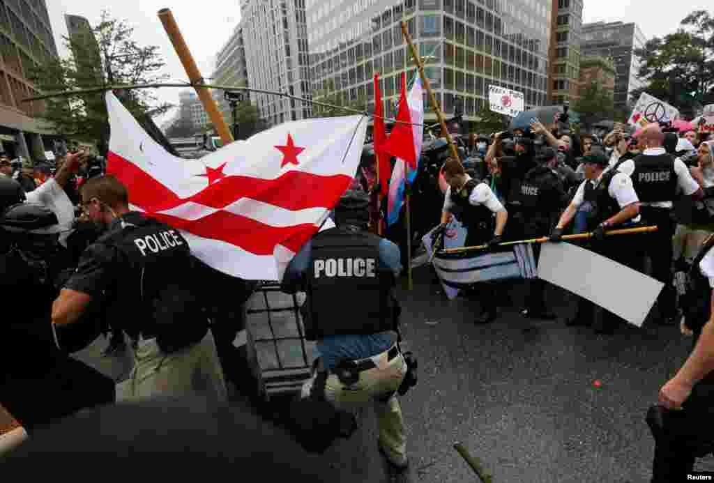 U.S. Secret Service uniformed officers clash with anarchists and antifa counter-protesters trying to block white nationalists from departing their rally across from the White House marking the one year anniversary of the 2017 Charlottesville &lsquo;Unite the Right&rsquo; protests in Washington, U.S., August 12, 2018.