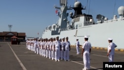 រូបឯកសារ៖ កង​យោធាជើងទឹក​កម្ពុជា​ហាត់សមជាមួយ​កងយោធាជើងទឹក​ចិន នៅ​ខេត្ត​ព្រះសីហនុ កាលពី​ថ្ងៃទី២៦ ខែកុម្ភៈ ឆ្នាំ២០១៦។ (REUTERS/Samrang Pring)