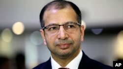 이라크 의회의 살림 알 자부리 의장이 기자들 앞에서 기자회견을 하고 있다. 