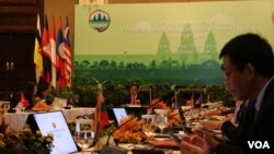 ប្រទេស​កម្ពុជា​រៀបចំ​កិច្ចប្រជុំ​លើក​ទី១៥ រដ្ឋមន្រ្តី​បរិស្ថាន​អាស៊ាន និង​កិច្ចប្រជុំ​ពាក់ព័ន្ធ ដែល​ត្រូវ​បាន​ធ្វើ​ឡើង​នៅ​ក្នុង​ខេត្តសៀមរាប​នៃ​ប្រទេស​កម្ពុជា ចាប់ពី​ថ្ងៃទី៧ ដល់​ថ្ងៃ​ទី១០ ខែតុលា ឆ្នាំ២០១៩។ (ស៊ុន ណារិន/VOA Khmer)