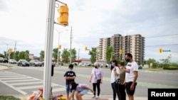 Keluarga Selamati meletakkan bunga di lokasi di mana seorang pria mengendarai truk pickup dan menabrak satu keluarga muslim di Kota London, Provinsi Ontario, Kanada, pada Senin, 7 Juni 2021. Polisi mengatakan serangan pada Minggu, 6 Juni 2021, adalah kejahatan anti-Islam. 