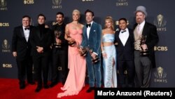 بازیگران و دست‌اندرکاران سریال کمدی «تد لسو» در مراسم جایزه امی ۲۰۲۱ (۲۸ شهریور ۱۴۰۰)