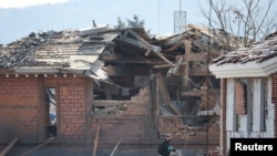 ພາຍຫຼັງຖືກລະເບີດ Mk82 ຕົກລົງມາໃສ່ ນອກເຂດເປົ້າໝາຍ ໃນລະຫວ່າງການຊ້ອມລົບຮ່ວມກັນ ດ້ວຍລູກລະເບີດແທ້ ໃນເມືອງ ໂປຈອນ ຂອງເກົາຫຼີໃຕ້, ວັນທີ 6 ມີນາ 2025. REUTERS/Kim Hong-Ji