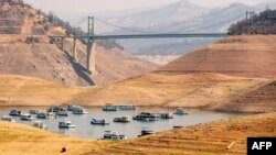Sejumlah rumah terapung terlihat berada di atas permukaan Danau Oroville yang tampak mengering di Oroville, California, pada 5 September 2021. (Foto: AFP/Josh Edelson)