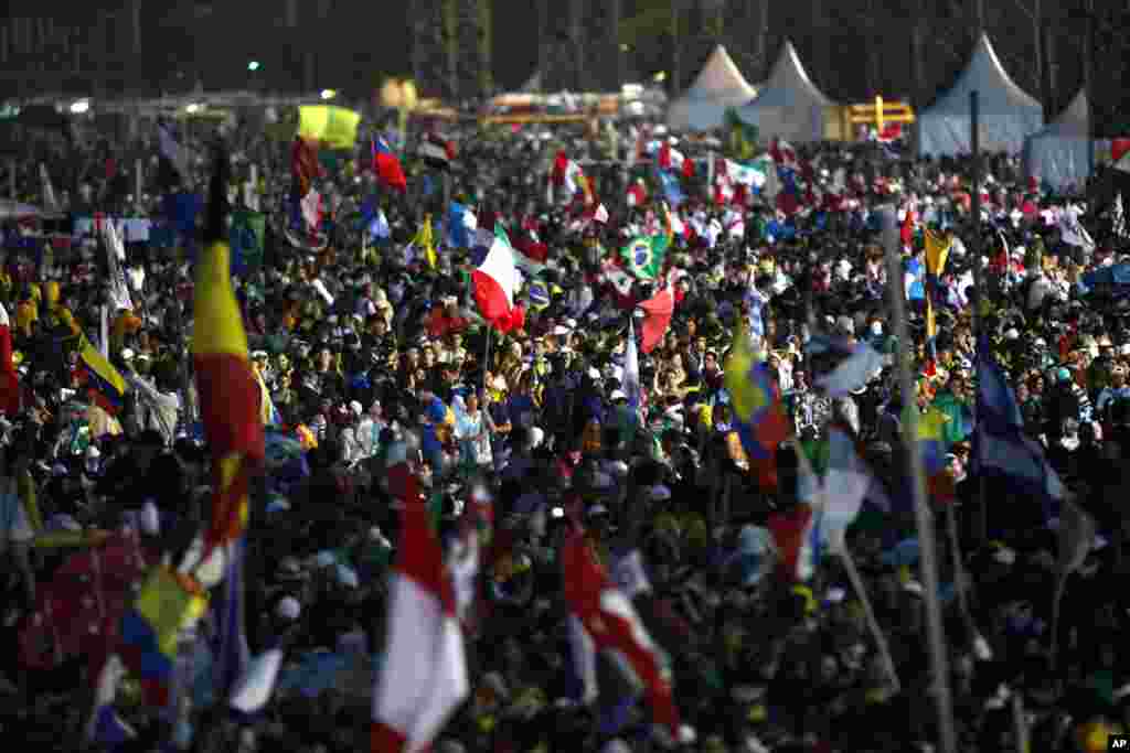 Ribuan peziarah muda berkumpul di Pantai Copacabana untuk misa Hari Pemuda Sedunia di Rio de Janeiro, Brazil (23/7). (AP/Jorge Saenz)