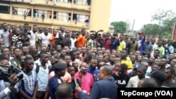 Le ministre de l’Enseignement supérieur et universitaire, Stève Mbikayi, au centre, négocie avec des étudiants durant une manifestation, à l’INBTP, Kinshasa, 10 mai 2018. (TopCongo/VOA)
