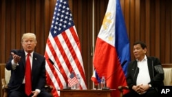 Presiden AS Donald Trump (kiri) bersama Presiden Filipina Rodrigo Duterte dalam pertemuan bilateral saat jeda pertemuan ASEAN ke-31 di Manila, Filipina, 13 November 2017. 