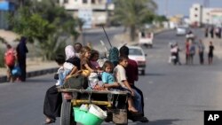 Warga Palestina mengungsi ke tempat penampungan di sekolah PBB di Gaza City, 13 Juli 2014.