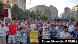 Učesnici 31. protesnog okupljanja "1 od 5 miliona", kod Terazijske česme u Beogradu, 6. jula 2019. (Foto: Zoran Glavonjić, RSE)